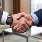 Geschäftspartner geben sich die Hand
