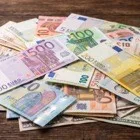 Euroscheine als Symbol für Ersparnis, die im Unternehmen bleibt