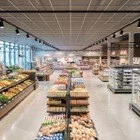 Verkaufsraum eines Supermarkts mit Frischetheke und Kühlregalen