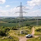 Strommast einer Freileitung im Grünen